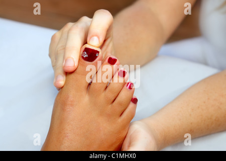 Riflessologia dei piedi di donna la terapia di massaggio per esterno Foto Stock