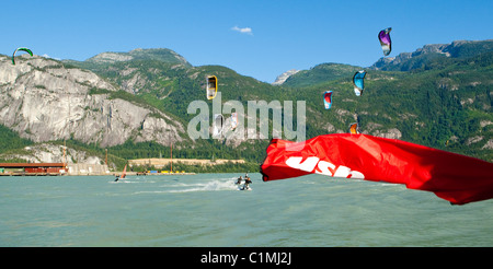 Kiteboarders jockey per la posizione di inizio di una gara kiteboard. Foto Stock