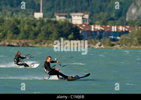 Due kiteboarders catturano il vento in tandem. Foto Stock