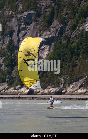 Un kiteboarder catture il vento a 'Allo Spiedo' in Squamish, BC Foto Stock