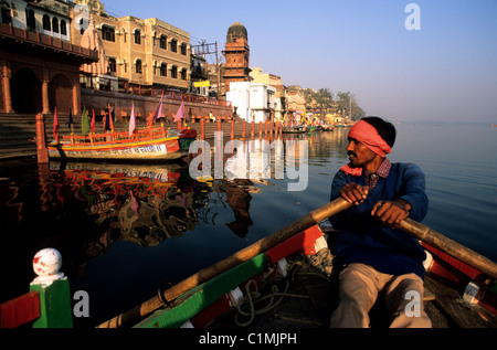 India, Uttar Pradesh, Mathura, Krishna nativo di città, gita in barca sul fiume Yamuna Foto Stock