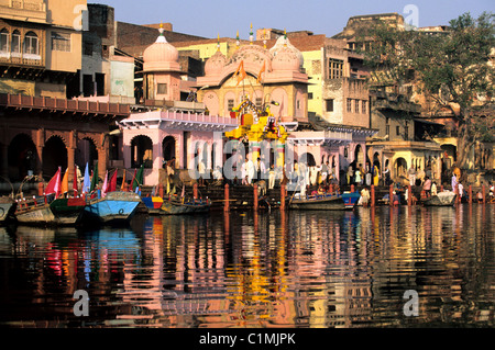 India, Uttar Pradesh, Mathura, Krishna nativo di città, le abluzioni sulle rive del fiume Yamuna Foto Stock