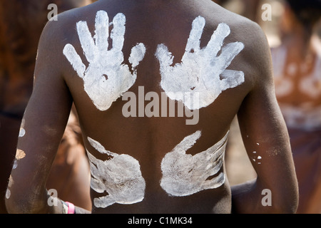 Handprint decorazioni su un ballerino indietro. Laura Aboriginal Dance Festival, Laura, Queensland, Australia Foto Stock