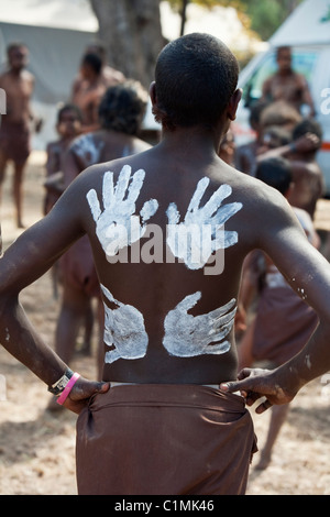 Handprint decorazioni su un ballerino torna a Laura Aboriginal Dance Festival. Laura, Queensland, Australia Foto Stock