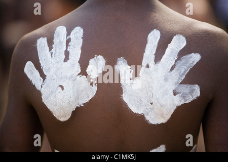 Handprint decorazioni su un ballerino indietro. Laura Aboriginal Dance Festival, Laura, Queensland, Australia Foto Stock