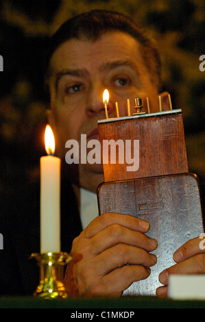 Francia Cote d'Or Beaune annuali di Beaune Ospedale vini di beneficenza asta (nov2004) Le offerte vengono ancora fatti con piccole candele Foto Stock