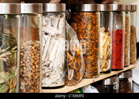 Medicina tradizionale cinese erbe e rimedi in vasi Foto Stock