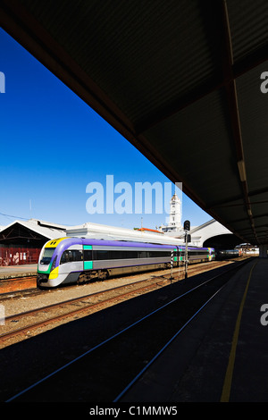 Ballarat Australia / un moderno Vlocity treni pendolari in partenza da Ballarat stazione ferroviaria. Foto Stock