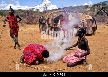 Samburu uomini messa a fuoco nel villaggio, Kenya Foto Stock