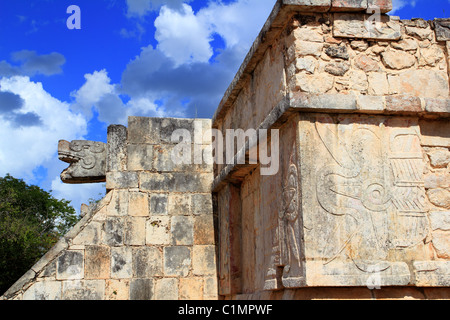 Chichen Itza geroglifici sculture Maya in Messico Piramidi Foto Stock