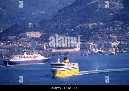Francia, Var, Tolone, Corsica Ferries, traghetti per la Corsica lasciando la porta Foto Stock
