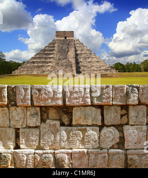 Chichen Itza Tzompantli il muro di teschi e Kukulkan Piramide di El Castillo Foto Stock
