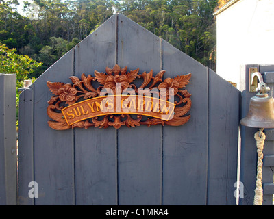 Cancello da giardino con insegna in legno intagliata a mano realizzata da intagliatori in legno balinese Foto Stock