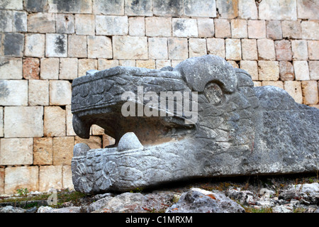 Chichen Itza serpente Maya testa di serpente dettaglio Messico Yucatan Foto Stock