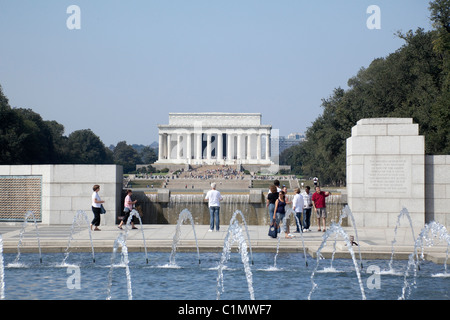 Il Lincoln Memorial a Washington DC USA visto dal Memoriale della Seconda Guerra Mondiale Foto Stock