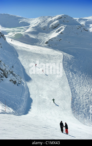 Gli sciatori a Vogel Ski Center sul Sija - Zadnji Vogel piste del Parco Nazionale del Triglav di Slovenia Foto Stock