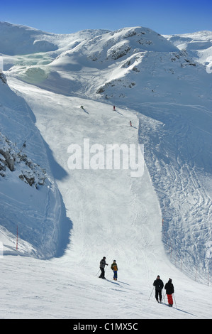 Gli sciatori a Vogel Ski Center sul Sija - Zadnji Vogel piste del Parco Nazionale del Triglav di Slovenia Foto Stock