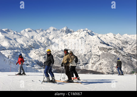 Sciatori sul Vogel Ski Center in cima all'Orlove glave - Zadnji Vogel eseguire nel Parco Nazionale del Triglav di Slovenia Foto Stock