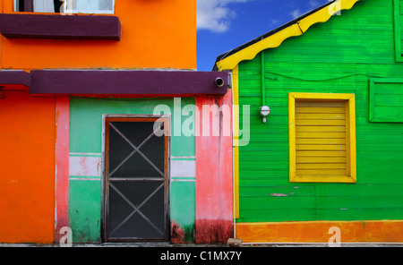 Colorate case dei Caraibi tropical colori vividi Isla Mujeres Messico Foto Stock