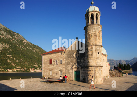 Montenegro, costa adriatica, Kotor bay, rivolta a Perast village, Isola di Skrpjel (Skrpelja) Foto Stock