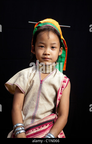 Karen Hill Tribes rifugiato village bambina, Huay Pu Keng, Mae Hong Son, Thailandia Foto Stock