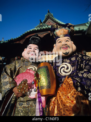 Teatro giapponese figure che indossano il costume tradizionale e maschere. Foto Stock