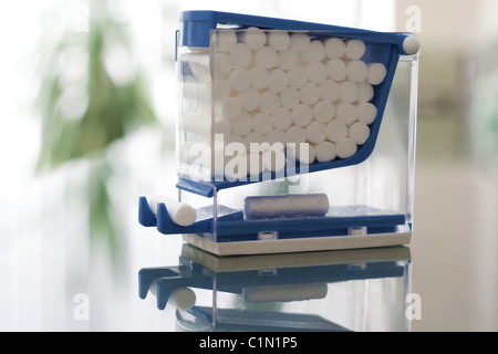 Scatola di rotoli di cotone per uso dentistico in clinica odontoiatrica Foto Stock