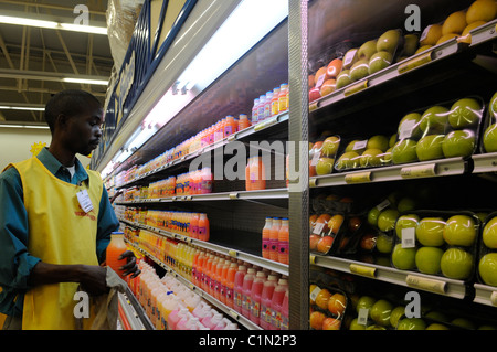 Scaffali di stoccaggio lavoratori in un supermercato, Lilongwe capitale del Malawi Africa Foto Stock