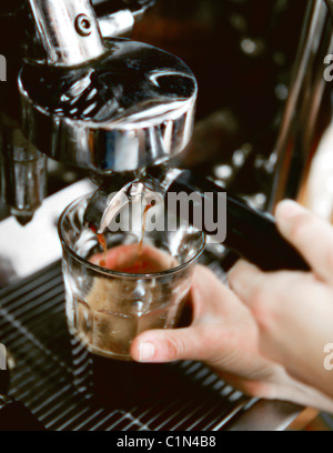 Close-up della persona che effettua l'espresso Foto Stock