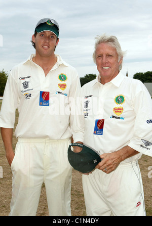 Australian fast bowler Jeff Thomson e figlio Matt Thomson insieme giocando per la prima volta in cui hanno aperto il bowling e Foto Stock