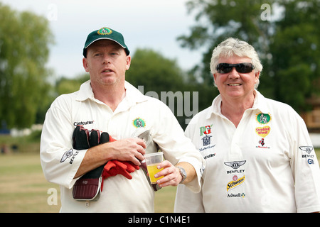 Joe Kinnear e Perry Groves In Bunbury carità partita di cricket a Chobham nel Surrey la raccolta di fondi per le Scuole di inglese Foto Stock