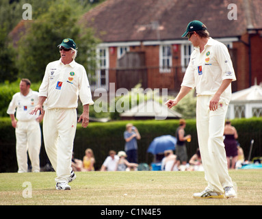 Australian fast bowler Jeff Thomson e figlio Matt Thomson insieme giocando per la prima volta in cui hanno aperto il bowling e Foto Stock