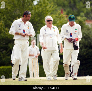 Joe Kinnear e Perry Groves In Bunbury carità partita di cricket a Chobham nel Surrey la raccolta di fondi per le Scuole di inglese Foto Stock