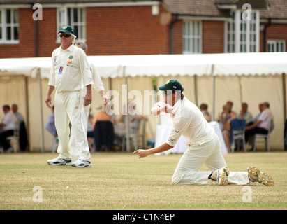 Australian fast bowler Jeff Thomson e figlio Matt Thomson insieme giocando per la prima volta in cui hanno aperto il bowling e Foto Stock