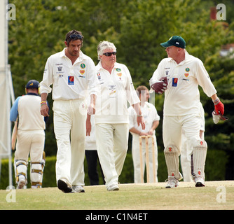 Joe Kinnear e Perry Groves In Bunbury carità partita di cricket a Chobham nel Surrey la raccolta di fondi per le Scuole di inglese Foto Stock