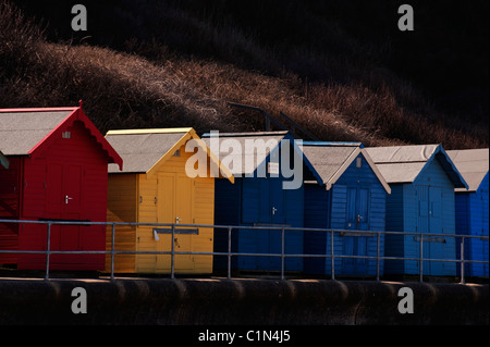 Colorate Cabine mare lungo la costa in Norfolk città balneare di Cromer. Foto Stock