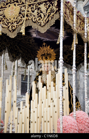 Statua la figura di Maria Madre di Gesù sul galleggiante / carrello prendendo parte a Siviglia la Semana Santa pasqua settimana santa. Siviglia Spagna. Foto Stock