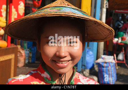 Ragazza vestita durante il Nuovo Anno Cinese a Bangkok Chinatown, Thailandia Foto Stock