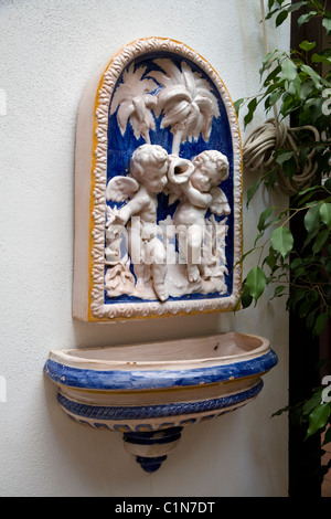 Ceramica beccuccio acqua / schizzando fontane a parete / fontana / Funzione di acqua in un ristorante spagnolo. Siviglia / Sevilla. Spagna. Foto Stock