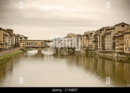 Firenze, Italia. Il fiume Arno e sul Ponte Vecchio (1345). Foto Stock