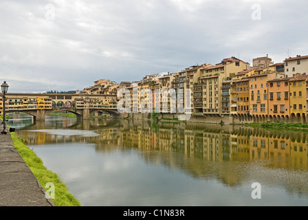 Firenze, Italia. Il fiume Arno e sul Ponte Vecchio (1345). Foto Stock