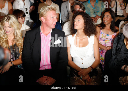 Boris Becker, Lilly Kerssenberg Kaviar Gauche sfilata presso la tenda di moda - PRIMA FILA Mercedes Benz Fashion Week Berlin Foto Stock