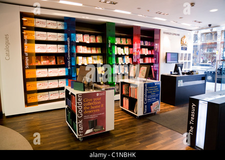 Interno della Stanley Gibbons shop / banditore per la raccolta di francobolli / collettore / Filatelia / vecchia collezione di francobolli. Regno Unito Foto Stock