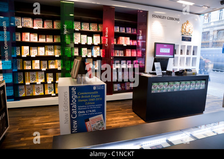 Interno della Stanley Gibbons shop / banditore per la raccolta di francobolli / collettore / Filatelia / vecchia collezione di francobolli. Regno Unito Foto Stock