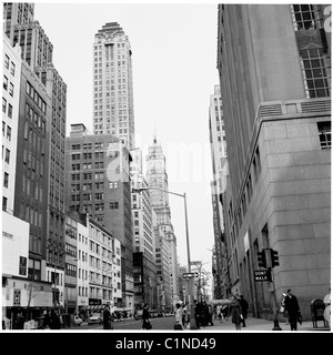 America, 1950s. Scena di strada con mostra il skyrise alti edifici di New York. Foto Stock