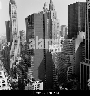 America, 1950s. Giant ufficio blocchi dominano il cielo. Foto Stock