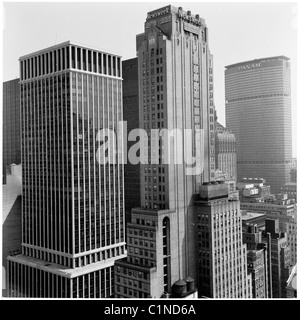 America, 1950s. Giant ufficio blocchi dominano il New York sky. Foto Stock