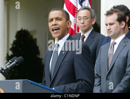 Il presidente Barack Obama parla su innovazione e nuovi posti di lavoro nel Giardino delle Rose della Casa Bianca come segretario dell'energia Steven Chu Foto Stock