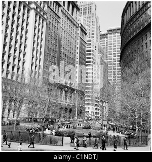 America, 1950s. Fotografia di J Allan contanti. Vista del Bowling Green Park è circondato da grandi alto-aumento edifici di uffici. Foto Stock