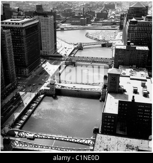 America, 1950s. Fotografia di J Allan contanti. Vista sul Fiume di Chicago come visto dalla Marina torri della città. Foto Stock